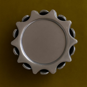 Ensemble de sous-verres carrés en laiton côtelé avec design de dissipateur de chaleur vertical, disponible à prix de gros. - Product Image 4