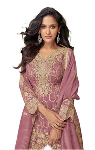 Ensemble élégant 3 pièces en satin pour femme avec broderie florale dorée, haut long à manches longues et col en V, et jupe assortie - Product Image 2