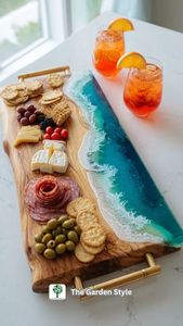 Planche à charcuterie moderne en résine motif vague océanique, base en bois, plateau de service en époxy de luxe côtier, poignées dorées, fait main, multifonctionnel - Product Image 2