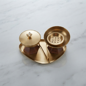 Juego de quemadores de incienso dorados de metal, apoyados en bases geométricas de madera en ángulo, completo con tapa, pinzas y bandeja a juego con diseño floral. - Product Image 4