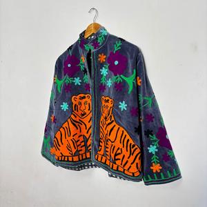 เสื้อแจ็คเก็ตกำมะหยี่สีเทาปักลายเสือ งานแฮนด์เมดสำหรับผู้หญิง ลายปักดอกไม้สีสันสดใส สไตล์โบฮีเมียน  เสื้อคลุมฤดูหนาว ขายส่ง - Product Image 1