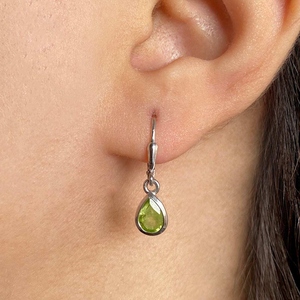 Pendientes de botón de plata de ley 925 chapados en oro con piedra de peridoto de 6x8 mm, diseño clásico romántico para amantes, para mujer, para aniversario, con cierre a presión, finos - Product Image 3