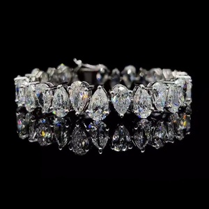 กำไลข้อมือเทนนิสทองคำขาว 14K ประดับเพชรทรงลูกแพร์เพาะเลี้ยงในห้องปฏิบัติการ ระดับความสะอาด VVS2 สี F ได้รับการรับรองจาก IGI เหมาะสำหรับทั้งชายและหญิง ใช้ในงานแต่งงาน - Product Image 2