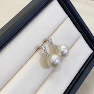 เหวินฉี ต่างหูคริสตัลดีไซน์เรียบง่ายทันสมัย ต่างหูมุกธรรมชาติ แบบห่วง ผิวเรียบด้าน รุ่น 15151 สีขาวออสเตรเลีย - Product Image 2