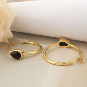 ต่างหูห่วงประดับพลอยแบล็คออนิกซ์ทรงลูกแพร์เรียบหรู ชุบทอง 18k ทำจากทองเหลือง งานแฮนด์เมด เหมาะสำหรับงานปาร์ตี้ งานแต่งงาน และเป็นของขวัญ - Product Image 4