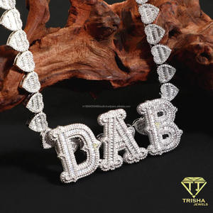 Collier pendentif de luxe avec diamant de laboratoire ELLA, design lettre sertie de pierres, détails cœur brillant étincelant - Product Image 4