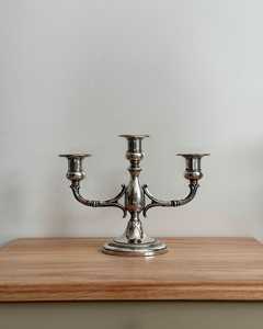 เชิงเทียนโลหะสามแขนพร้อมที่วางเทียนทรงกรวยสำหรับตกแต่งบ้าน ดีไซน์ทนทาน - Product Image 3