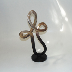 Sculpture abstraite moderne en aluminium coulé, artisanale et luxueuse, figurine de table artistique pour salon, artisanat métallique - Product Image 3