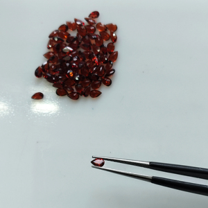 โกเมนสีแดงธรรมชาติ 4x2.5 มม. รูปทรงลูกแพร์ คุณภาพดีที่สุด พลอยเม็ดเดี่ยวสำหรับทำเครื่องประดับ - Product Image 4