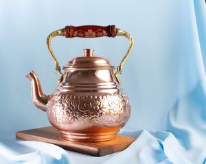 Bouilloire à thé de luxe en cuivre avec poignée en bois pour un versement sûr et une présentation haut de gamme pour la cuisine et la maison - Product Image 2