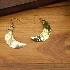 Boucles d'oreilles en laiton martelé faites à la main en forme de croissant de lune |   Boucles d'oreilles pendantes dorées style bohème |   Fournisseur de bijoux célestes - Product Image 1