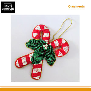 Ornement suspendu festif brodé à la main de 13 cm de long, de qualité supérieure et très vendu - Rayures perlées en forme de canne à sucre avec feuilles de houx - Product Image 4