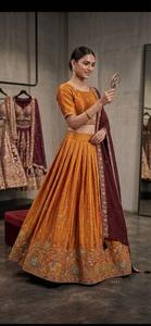 El exquisito conjunto Lehenga es una muestra de excelencia en la elegancia tradicional que combina una rica gama de colores vibrantes con una artesanía meticulosa. - Product Image 2