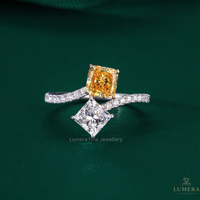 Anillo de compromiso Toi et Moi de oro blanco con diamantes de corte princesa y almohada en amarillo y blanco, banda cruzada de lujo.