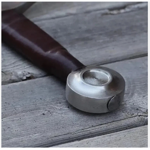 Épée longue médiévale avec manche en bois et lame en argent, légère, faite à la main, pour reconstitution historique et décoration sur pont en bois - Product Image 3