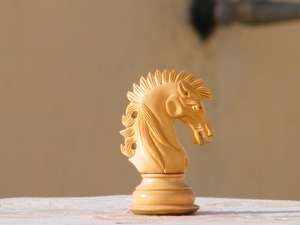 Juego de Mesa y Piezas de Ajedrez de Madera Hechas a Mano con Acabado Natural y Oscuro, Duraderas para Uso en Exteriores - Product Image 2