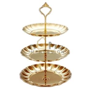 ชั้นวางเค้กโลหะหรูหรา3ชั้นดีไซน์แฟนซีเหล็กน้ำหนักเบาแบบแฟนซีแท่นเสิร์ฟเค้กสำหรับซัพพลายเออร์ขายส่ง - Product Image 1