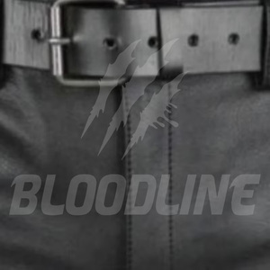 Shorts cargo pour homme en PU noir avec poches, fermeture à boucle, style motard, logo imprimé par transfert thermique sur le devant - Product Image 6