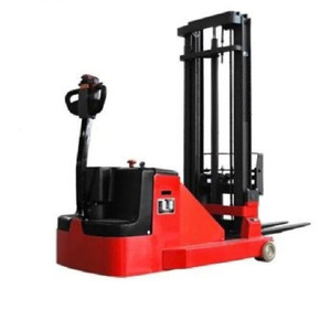 Chariot élévateur à bras télescopique avec système de batterie lithium à charge rapide pour les opérations d'entreposage sur de longues heures de travail - Product Image 1