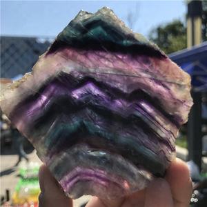 Vente en gros de plaques de cristal de fluorite arc-en-ciel naturelle, très prisées – Pierre de fluorite rayée violette et verte pour la décoration - Product Image 1