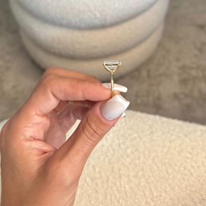 Anillo de compromiso de diamantes con corte esmeralda de 5 quilates, estilo lujoso, para mujer, oro amarillo, joyería certificada por GIA - Product Image 2