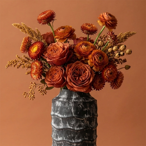 Vase à fleurs côtelé artisanal noir, finition rustique avec accents argentés vieillis, pour la décoration intérieure moderne - Product Image 4