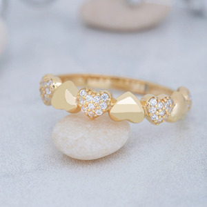 Bague empilable en or jaune avec grappe de diamants de laboratoire en forme de cœur - Product Image 1