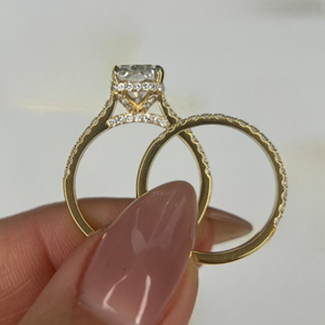 Anillo de compromiso con diamante cultivado en laboratorio de corte cojín alargado de 3.60 quilates, certificado por IGI, con halo oculto y banda de diamantes a juego. - Product Image 2