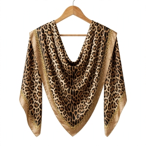 Écharpe en soie à imprimé feuilles pour femme avec bordure chaîne dorée, châle carré en satin, accessoire de mode estival, cadeau, extérieur - Product Image 6
