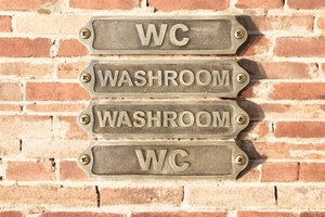Plaque de signalisation WC vintage en métal avec lettres en relief, panneau mural décoratif pour porte de toilettes, plaque nominative pour salle de bain - Product Image 5