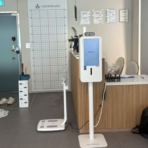 เครื่องวิเคราะห์ร่างกายอัจฉริยะ Bodydot BDF1000 พร้อมระบบ AI ตรวจสอบสุขภาพ โครงอะลูมิเนียมอัลลอยด์ที่ยืดหยุ่น ไม่สามารถพับได้ ติดตามร่างกายแบบเต็มรูปแบบ - Product Image 1