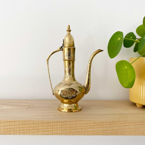 Carafe classique en laiton conique avec gravure florale, bec long et courbé, pichet à eau traditionnel, carafe décorative en métal - Product Image 1