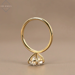 Anillo de compromiso de oro amarillo con diamante ovalado de lujo, banda minimalista, joyería nupcial, proveedor de regalos - Product Image 3