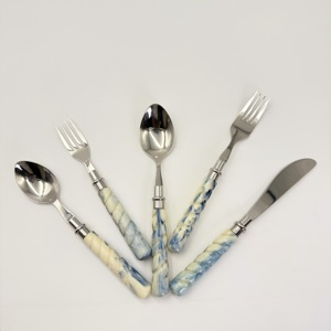 Ensemble de couverts en acier inoxydable poli miroir de style européen avec manches en résine, couteau, fourchette, cuillère, ensemble de dessert - Product Image 4