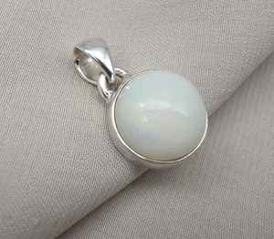 Pendentif rond en opale blanche naturelle, argent sterling 925, cabochon fait main, bijoux en pierres précieuses - Product Image 1