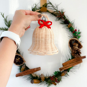 Clochettes suspendues en osier faites à la main avec un tissage en rotin naturel et un nœud en velours rouge foncé, parfaites pour la décoration de Noël. - Product Image 4