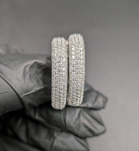 Petites boucles d'oreilles créoles Huggie en argent, serties de moissanite VVS taille brillant rond, scintillantes et minimalistes pour le quotidien - Product Image 1