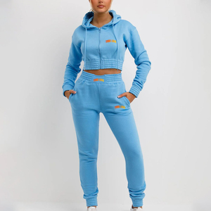 Conjunto de Sudadera con Capucha Corta y Pantalones de Chándal Cómodos de 2 Piezas para Mujer, con Logotipo Personalizado, Efecto Desgastado, Cierre Completo con Cremallera y Bordado de Toalla - Product Image 1