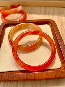 Ensemble de bracelets en résine faits à la main Timeless Craft TS-581, motif tourbillon rouge-orange, forme ronde, finition brillante, réalisés avec la technique de glaçure - Product Image 2