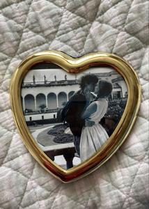 Cadre photo géométrique moderne en métal doré pour une décoration élégante et classique de table, de bureau et de salon - Product Image 3