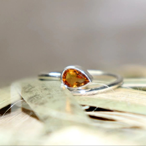 ARTS JEWELS Anillo de Compromiso Elegante y Moderno con Zirconia Amarilla, Chapado en Oro Rosa, Plata de Ley 925, Engaste de Bisel, para Mujer, Regalo - Product Image 1