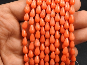 Cuentas de Coral Naranja Tratadas, Lisas y Pulimentadas, Forma de Gota Larga, 16 Pulgadas, 9x5 mm Aprox., Certificadas para la Fabricación de Joyas, Venta al por Mayor de Conchas y Huesos - Product Image 3