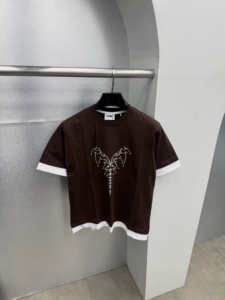 T-shirt de qualité supérieure avec bordure contrastée, imprimé graphique Cyberpunk Aile de squelette argentée cloutée - Product Image 2