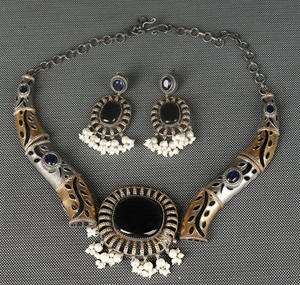 Ensemble collier et boucles d'oreilles en argent oxydé bicolore, onyx, rubis, perles vertes, design pour amoureux - Bijoux bohèmes, cadeau de mariage pour femmes - Product Image 2