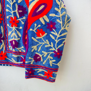 Chaqueta Premium Hecha a Mano con Bordado Suzani, Terciopelo Transpirable y Ecológico, Motivos Vibrantes de Pavo Real, Estilo Bohemio, Color Índigo Vintage - Product Image 3
