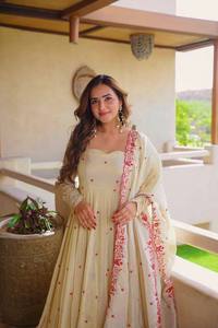 Conjunto de Salwar Kameez Anarkali con Bordado Crema, Vestido Indio Pakistaní de Manga Larga con Chal para Fiesta o Boda - Product Image 4
