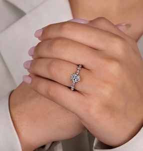 Anillo de Compromiso Solitario de Oro Amarillo de 18K con Diamante Cultivado en Laboratorio de 1.45CT, Corte Ovalado E VS1, Banda de Boda Delicada con Diseño de Media Eternidad - Product Image 1