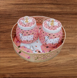 Ensemble de plateaux ronds dorés avec deux pots roses assortis, décorés de motifs de lotus et de vaches Pichwai, disponible à prix de gros. - Product Image 1