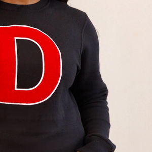 เสื้อสเวตเชิ้ตคอกลม Big D DST Chenille สีดำ ผ้าฟลีซพรีเมียม เสื้อผ้าสำหรับชมรมนักศึกษา ลายกรีกเดลต้า เสื้อกันหนาว - Product Image 4