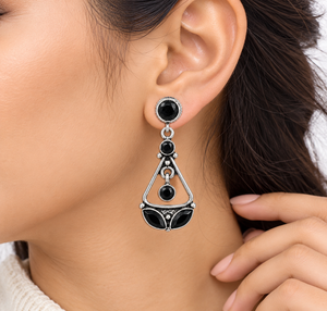 Boucles d'oreilles pendantes en argent oxydé avec pierre noire, vente en gros |   Boucles d'oreilles pendantes vintage bohèmes pour femmes - Product Image 2